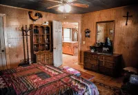 Cabin on Collier creek. Go swimming or soaking. Caddo Gap Arkansas