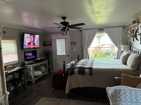 Small cabin right on the lake !