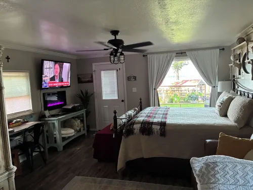 Small cabin right on the lake !