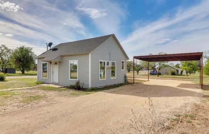 Cozy Ballinger Vacation Rental w/ Deck & Grill!