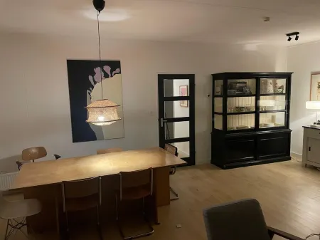 5 Minutes from IJsselmeer. 6 persons Chalet with large private garden near water Отели в г. Андейк