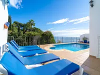 Villa in Nerja with Pool & Beach Nearby - فلل
