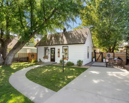 Windsor Farmhouse Family Fun, Yard & Fireplace Hotels in Windsor