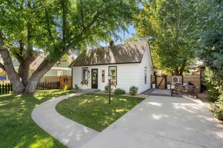 Windsor Farmhouse Family Fun, Yard & Fireplace