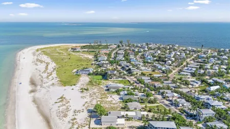 BEST LOCATION! NORTH END OF ANNA MARIA, FL , STEPS TO BEACH & DINING , UNIT B