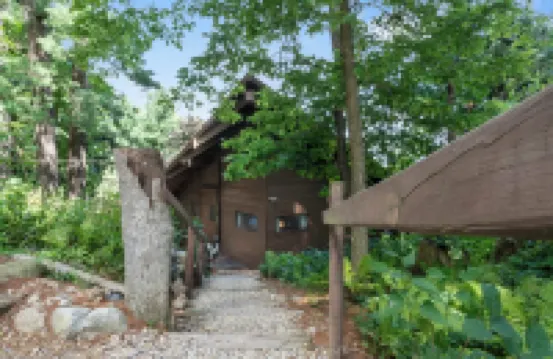 Lakeview Cabin > Unique Mid-Century Tucked in Bluff