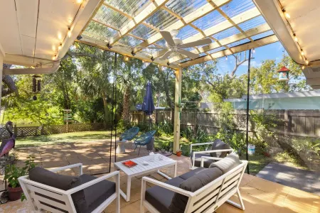 CasaBreeze Cozy Creek House/IRB&Clearwater Beach!! Отели рядом с достопримечательностью «Парк Лейк Вилла»