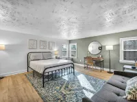 Fenced.Private Bungalow-CLE & BW.Dog Friendly! Hotels in Berea