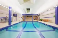 Crowne Plaza FREDERICTON-LORD BEAVERBROOK by IHG - piscina