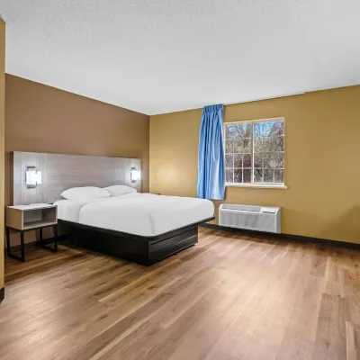 Suburban Studios Charlotte - Executive Park Hotel dekat Mal SouthPark