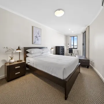 Inner-City 2-Bed with Parking, Pool, Gym & BBQ