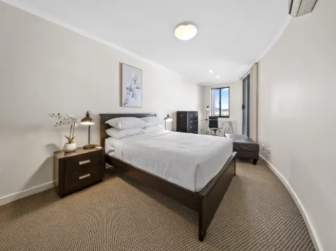 Inner-City 2-Bed with Parking, Pool, Gym & BBQ