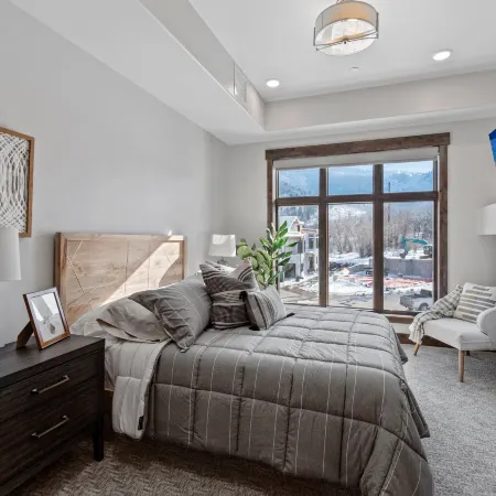 Blackstone Luxury 3 Br on Golf Course, Outdoor Swimming Pool and Clubhouse, Walk to Hiking Trails