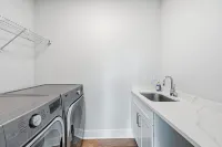 New! Modern Luxurious Woodland Retreat 5 Bedroom Home
