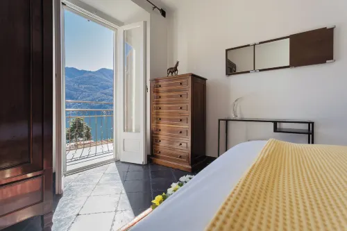 Lovely Apartment Overlooking Lake by RentAllComo - Wifi