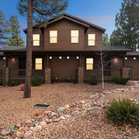 Scenic Golf Retreat With Modern Comforts & Fireplace 4 Bedroom Townhouse