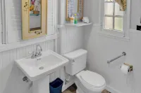 Historic Beach Cottage Steps from Beach. Pet Friendly! Sleeps 5