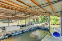 Lakefront Ozark Cottage: Deck w/ Covered Dock! - Holiday Apartments