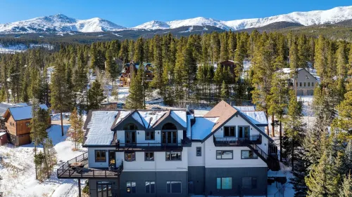 Skate Bowl, Climbing Wall, Arcade Breckenridge Adventure Chalet by Avantstay - Country Houses