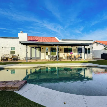 Pool, Putting Green & Games: Chandler Home!