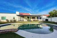 Pool, Putting Green & Games: Chandler Home! - مسبح خاص
