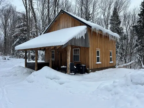 Charming 3-bedroom cabin with WiFi and AC in delightful Wetmore