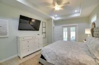 West End Home w/ Yard < 1 Mi to Beach Access! - Parkering