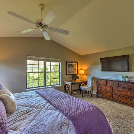 Upscale Flagstaff Home w/ Hot Tub & Mountain Views