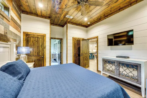 Cozy Cabin w/ Hot Tub ~ 5 Mi to Broken Bow Lake - balcony