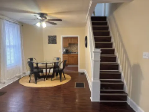 Charming and Cozy 3-bedroom Row Home - Ideal for Students, Travelers & Families! فنادق في 