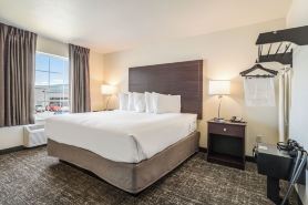 Cobblestone Hotel & Suites - Newport