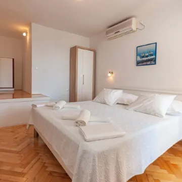 Apartments and Rooms Nikola