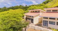 Ocotal Hilltop Condo: Mountain Views, 4 Pools, 3 Min to Beach, 100 Mbps WiFi