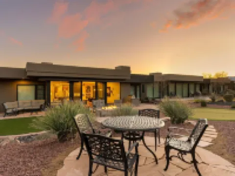 紅色遮陽篷的雪峽谷度假勝地#13 艾文斯酒店