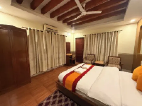 Jungle Safari Resort Hotels in Sauraha