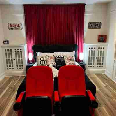 Movie Night 100 Inch Screen, Walk to Bars and Restaurant Rooms