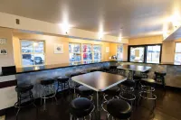 คิงส์ เฮาส์ มอเตอร์ โรงแรม, อะ แดซเลอร์ ซีเลกต์ บาย วินด์แฮม