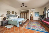 Large 1&2/BD Private Villas, Ocean Views, Lovely Pool, Ideal Location