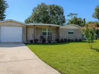 Modern Retreat, 9 Mins to Beach, Fast Wi-Fi Hotels in Holiday