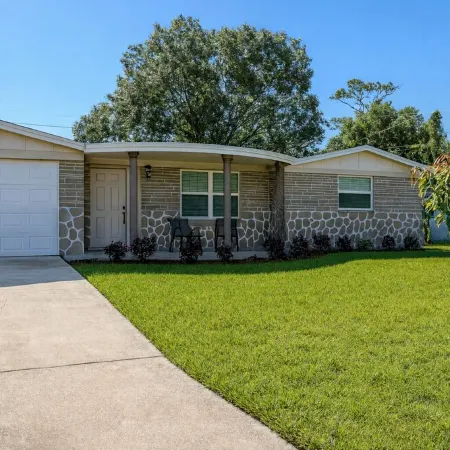 Modern Retreat, 9 Mins to Beach, Fast Wi-Fi