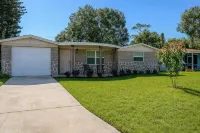 Modern Retreat, 9 Mins to Beach, Fast Wi-Fi