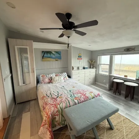 Spectacular Oceanfront 1 Bedroom Unit in Winthrop Отели рядом с достопримечательностью «Пляж Нантаскет»