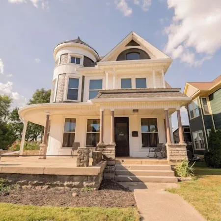 4-bedroom house in historic downtown Xenia w/WiFi, AC. Book your stay now!
