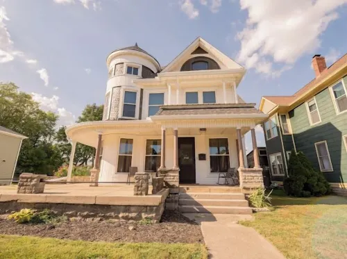 4-bedroom house in historic downtown Xenia w/WiFi, AC. Book your stay now!