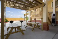 Days Inn & Suites by Wyndham Gonzales TX
