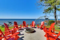 Houghton Lake Getaway: Dock, Foosball & Yard! - Wifi