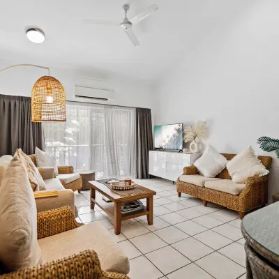 Trinity Beach Club Holiday Apartments Hotels near Trinity Beach