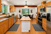 Just Plain Getaway 3 Bedroom Home by NW Comfy Cabins by RedAwning