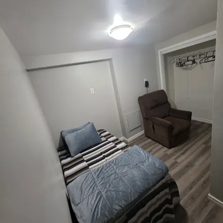 Bright & Cozy 2-Bedroom Main Floor Suite Отели в г. Брамптон