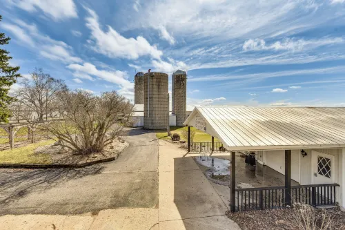 Working Farm w/ On-site Winery! Central Lake Hub - 2-Sterne